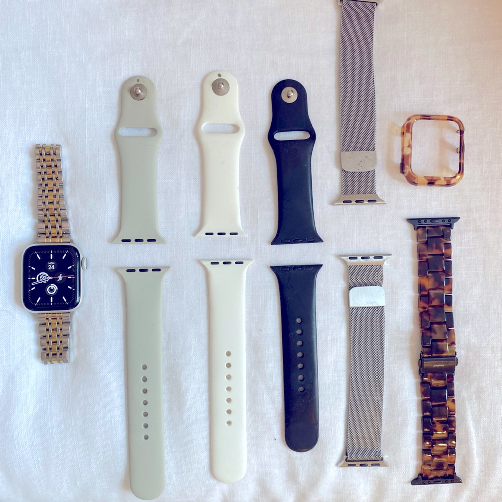 Apple Watch Series 4 Silver 40MM With Six Bands, Charger Included
